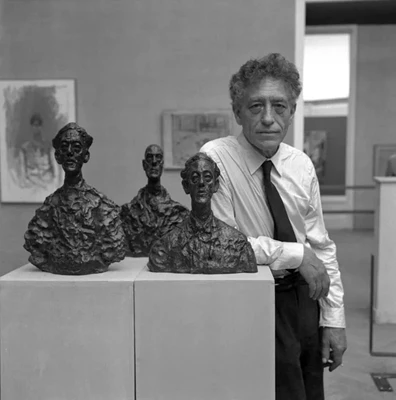 Sochár surrealizmu Alberto Giacometti so svojimi bronzovými sochami