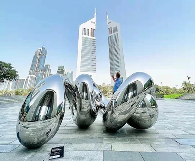 Nová skulptúra ​​z nehrdzavejúcej ocele v DIFC, Dubaj od Richarda Hudsona