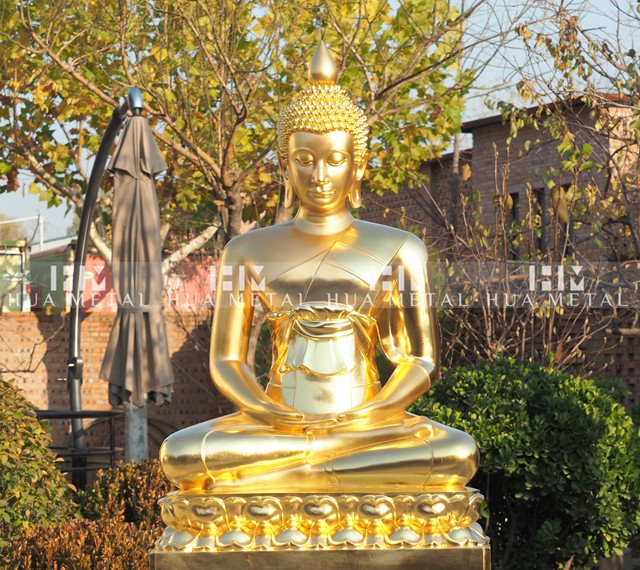 Zlatolistá bronzová socha Budhu